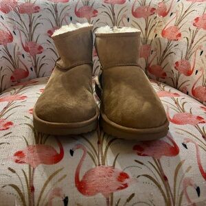 Like new cozy UGG Tan Suede Ankle Boots sz7